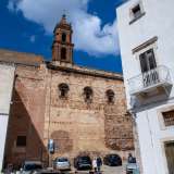 Siamo dunque nel centro storico di Conversano in largo San Cosma. Davanti a noi si erge il massiccio Monastero dei Santi Cosma e Damiano